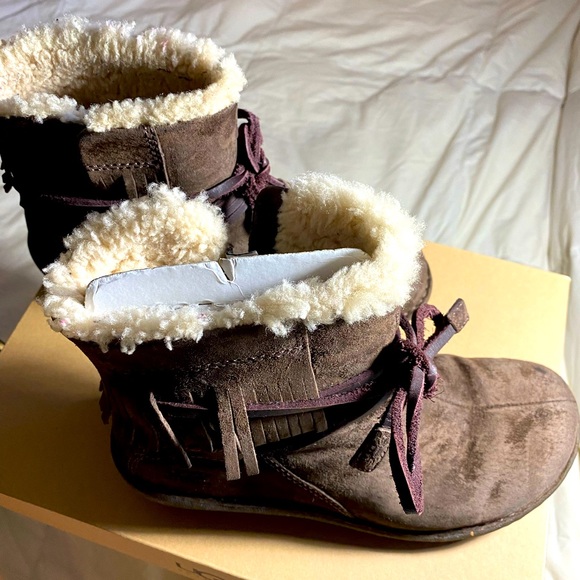 ♥️ UGG GAVIOTA ANKLE SUEDE BOOTS♥️ - Picture 2 of 8